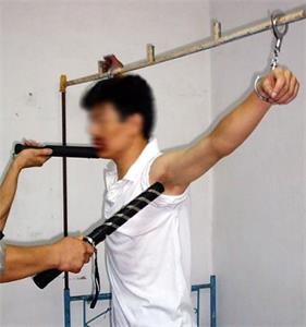 '酷刑演示：穆君奎被北京劳教所警察用七、八根高压大电棍电击敏感部位。'