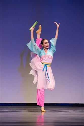 '图4:来自飞天艺术学院的203号选手、少年女子金奖得主黄悦在大赛中表演舞蹈剧目《春晓》。'