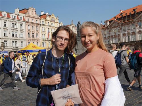 '图12：捷克大学生Lucas和Kate很高兴有机会了解法轮功反迫害真相。'