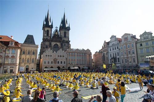 '图1～3：二零一八年九月二十八日上午，来自欧洲各国的一千五百多名法轮功学员聚集在布拉格的老城区广场，进行了集体炼功、讲真相和征集签名反迫害活动'