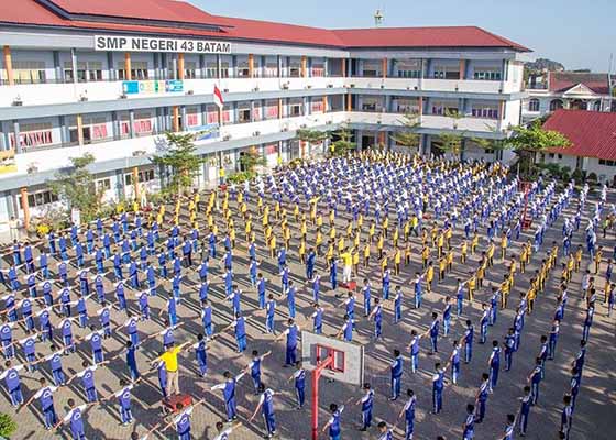 八百名印尼巴丹岛中学师生学炼法轮功