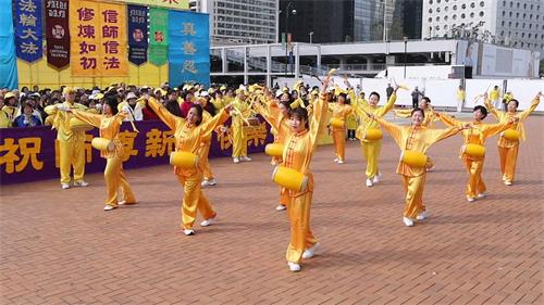 '图4：腰鼓队表演，恭祝慈悲伟大的师父新年快乐。'