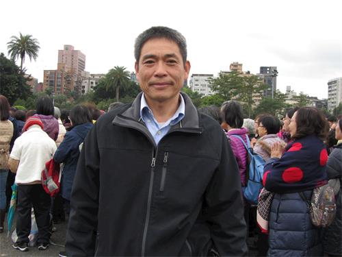 '图2：从二零一四年起，吴锡昌每日都到台北西门町闹市摆展板、讲真相，他向师尊拜年并许下新年期望。'