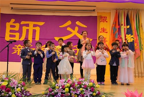 在当天的庆祝活动中，法轮功学员载歌载舞，感谢师尊的慈悲苦度，恭祝伟大慈悲的师尊李洪志先生新年快乐。