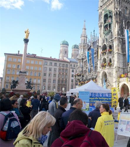 '图1：在刚结束的慕尼黑啤酒节期间，德国学员向德国民众和来自世界各地的游客讲述法轮功学员反迫害的真相，在市中心最繁华的玛琳广场举办多次活动。图为德国统一日（十月三日）的活动场景。'