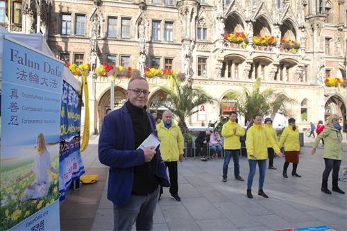 '图11：十月三日，教师本哈德‧皮力茨Bernhard Pilz先生在慕尼黑玛琳广场看到法轮功学员炼功，感到非常平和。'
