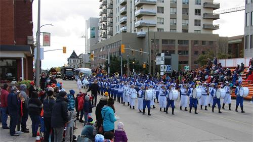 '图1～3：二零一九年十月十四日，由加拿大多伦多法轮功学员组成的天国乐团，应邀参加了基奇纳-滑铁卢慕尼黑啤酒节感恩节（Kitchener-Waterloo Oktoberfest Thanksgiving Day parade）游行'