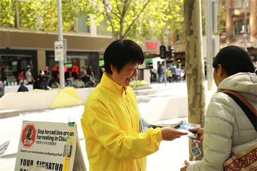 '图8：法轮功学员在步行街（Swanston Street）设立法轮大法信息台。'