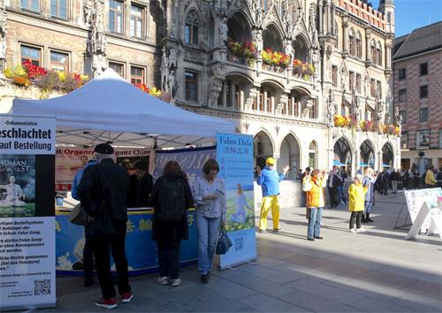 '图2～3：二零一九年十月二十六日，德国法轮功学员在慕尼黑玛琳广场举办信息日活动。'