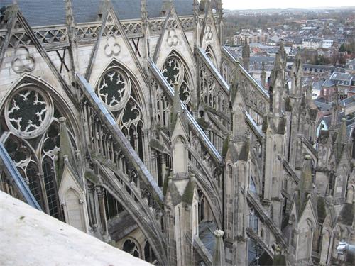 图例：哥特式建筑法国亚眠主教座堂（Cathédrale Notre-Dame d’Amiens），建于1220-1269年，从图中可以看到建筑外围遍布飞扶壁支撑，以力学结构分散墙体的重量负担。