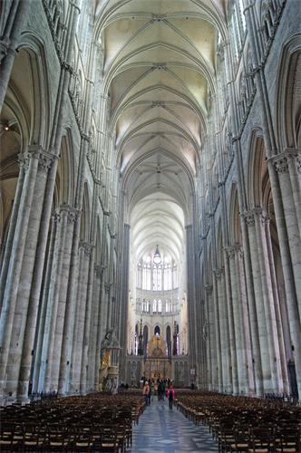 图例：亚眠主教座堂内部，哥特式教堂壮观的艺术结构框架，配合束柱与尖拱，在视觉上形成了高深的空间感。