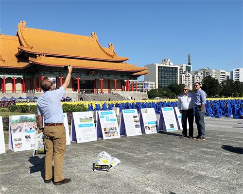 '圖5～6：許多外國旅客拿出相機，拍攝排字和煉功的盛況。'