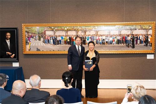 '图6：新唐人电视台总裁唐忠（左）向金奖得主、香港画家孔海燕（右）颁发奖牌和获奖证书。'
