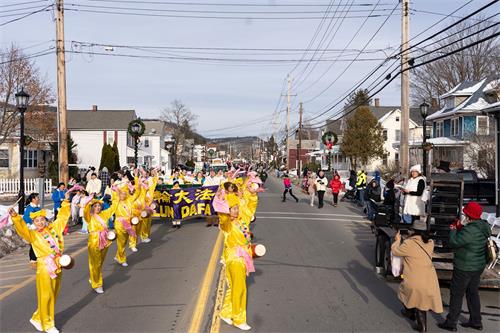 '图1～5：法轮大法团体参加第48届三州商会圣诞游行（48th Tri-State Chamber of Commerce Christmas Parade）。'