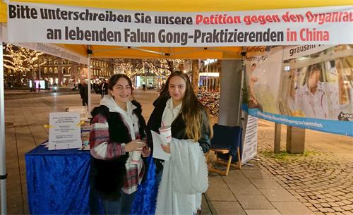 '图5：两姐妹在反对活摘器官的请愿书和引进全球马格尼茨基人权问责法的请愿书上签名'