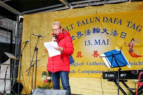 '图2：尼森女士于2019年5月11日在法兰克福参加德国法轮功学员庆祝“世界法轮大法日”活动，并发言祝贺'