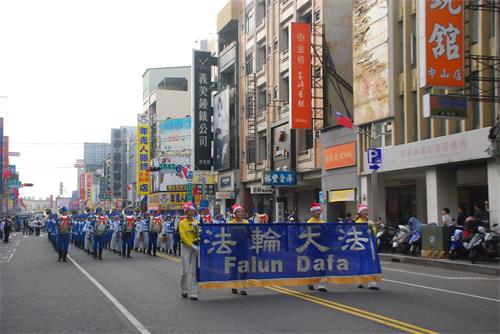 '圖1～5：法輪大法天國樂團踏上臺灣嘉義市街頭，演奏壯盛祥和的樂曲，給市民帶來歡欣鼓舞。'