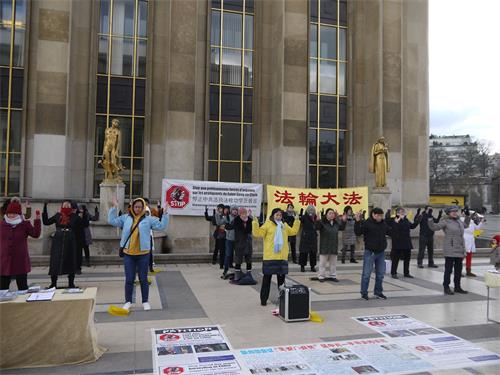 '图2:二零一九年二月三日下午,法国部份大法弟子在巴黎人权广场,用集体炼功和讲真相的方式,向师父拜年。'