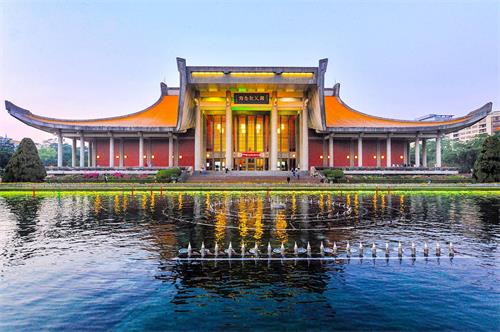 '图1：仿唐飞檐宫殿的外观，以及可综观全览台北“101摩天大楼”全景，目前国父纪念馆已成为大陆来台湾观光的重要景点之一。'