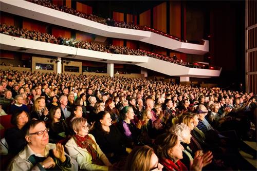 '图3：三月二十四日，美国神韵国际艺术团在汉密尔顿福斯特安大略音乐厅的二场演出均爆满。'