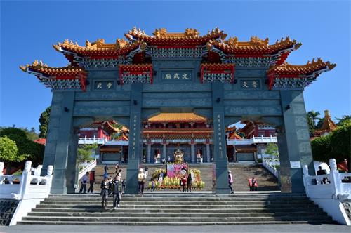 '图1：“北朝式”风格建筑的日月潭文武庙，气势恢弘，深受来台的中外游客青睐。'
