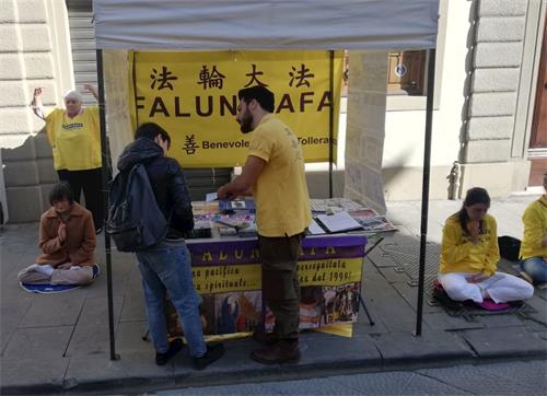 '图1～2：意大利法轮功学员在普拉托（Prato）市中心举办了两次讲真相活动'