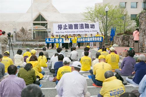 图3：二零一九年四月十四日下午，美国首都华盛顿地区的部分法轮功学员在中共大使馆前集会，纪念“四二五”和平上访二十周年。