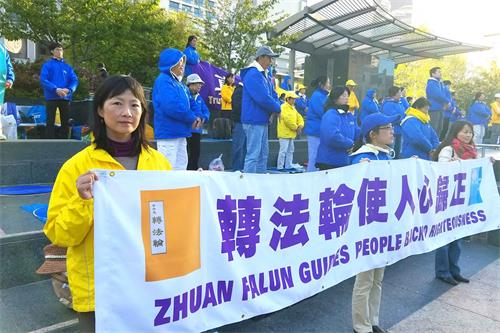 '图24：法轮功学员陈羽萧（左一）因“四二五”走入修炼'