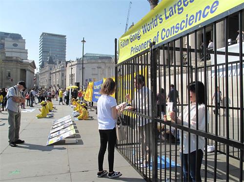 '图1～4：二零一九年四月二十一日，英国法轮功学员在位于伦敦市中心的特拉法加广场（Trafalgar Square）北平台集体炼功、发传单、讲真相、征签反迫害，纪念“四·二五”和平上访二十周年。'