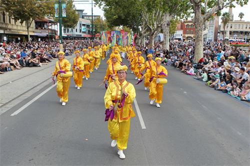 '图1～5：二零一九年四月二十一日，法轮功学员的队伍在澳洲淘金重镇本迪戈（Bendigo）举办的复活节盛装大游行（Easter Gala Parade）中，展现“真、善、忍”的美好。'