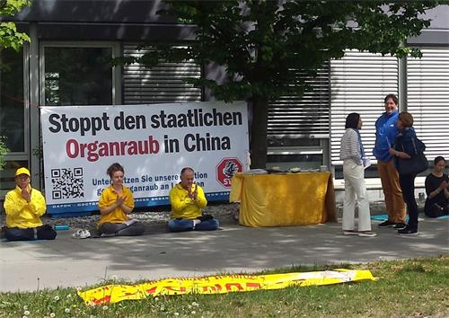 '图1：慕尼黑中领馆前，法轮功学员抗议中共迫害'