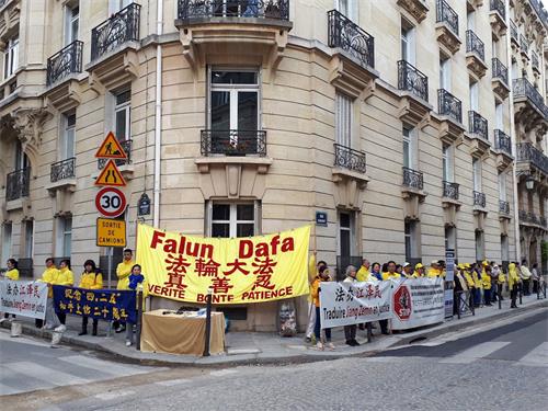 '图1：法国巴黎部份法轮功学员4月25日来到中国驻法国大使馆和平抗议'