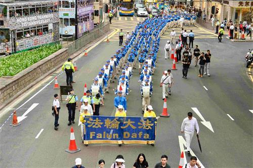 '圖5：在天國樂團領頭下，遊行隊伍在港島市區行進。'