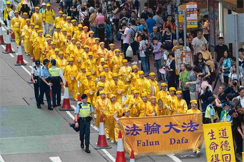 '圖8：腰鼓隊在港島區鬧市行進。'