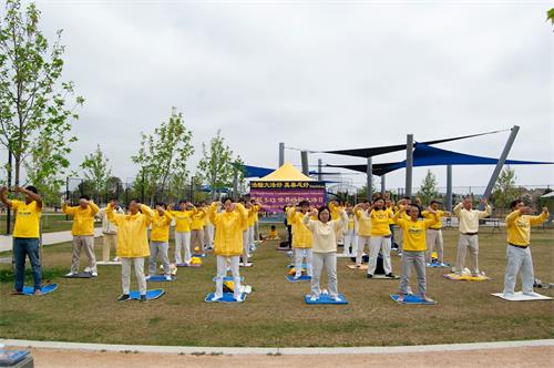 '图1～2：二零一九年五月四日，圣地亚哥法轮功学员在Mira Mesa社区公园集体炼功，庆贺世界法轮大法日。'