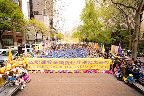 '图1:二零一九年五月九日,纽约法轮功学员在纽约联合国广场庆祝世界法轮大法日,恭祝创始人李洪志先生生日快乐。'