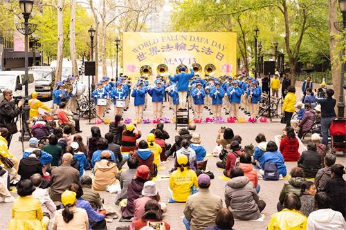 '图2:二零一九年五月九日,纽约法轮功学员在纽约联合国广场庆祝世界法轮大法日,恭祝创始人李洪志先生生日快乐。纽约天国乐团表演。'