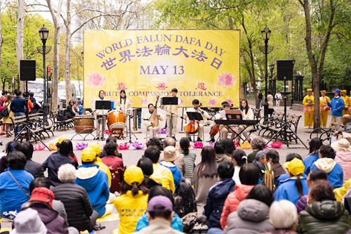 '图4~7:纽约法轮功学员在纽约联合国广场庆祝世界法轮大法日,恭祝创始人李洪志先生生日快乐。'