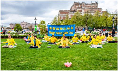'图1～2：瑞典法轮功学员聚集在首都斯德哥尔摩鲜花盛开的皇家花园，庆祝即将来临的“五一三世界法轮大法日”、恭祝慈悲伟大的李洪志师尊生日快乐。'