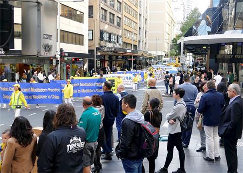 '图4～9：五月九日，法轮功学员在悉尼市中心主街上游行'