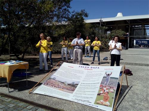 '图2：部份葡萄牙法轮功学员们在首都里斯本炼功点，世博会公园里炼功'