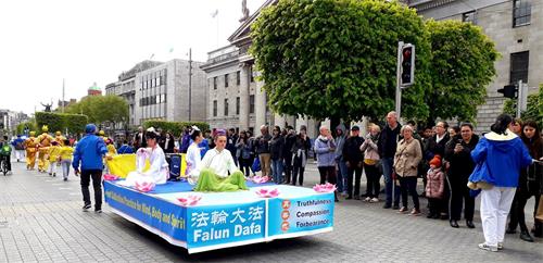 '图1～5：爱尔兰法轮功学员都柏林市中心游行，庆祝世界法轮大法日。'