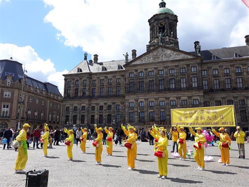 图1～4：荷兰法轮功学员在首都阿姆斯特丹（Amsterdam）著名的旅游胜地达姆（Dam）广场举办活动，庆祝世界法轮大法日。