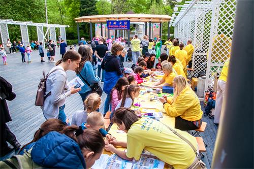 图19：法轮功学员在莫斯科素科尔尼基公园（Sokolniki park）举行欢庆世界法轮大法日活动