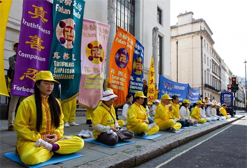 图1～2：五月十一日晨，部分英国法轮功学员在伦敦中共使馆前集体炼功、发正念，抗议迫害。