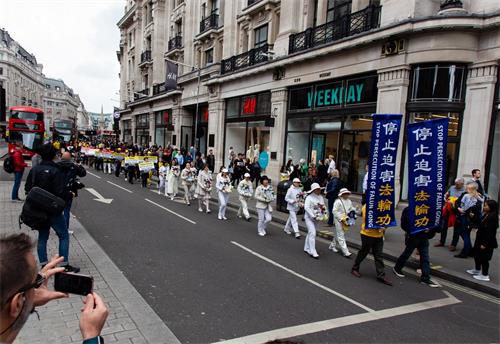 3～4: 五月十一日，英国法轮功学员在伦敦市中心举行大游行，庆祝第二十届“世界法轮大法日”暨法轮大法弘传二十七周年。