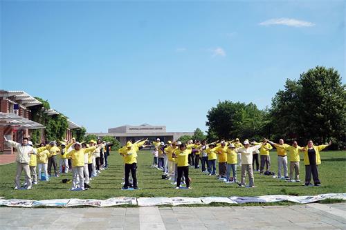 '图1:大费城地区部份法轮功学员在自由钟景点旁庆祝第二十届世界法轮大法日和法轮大法弘传二十七周年'