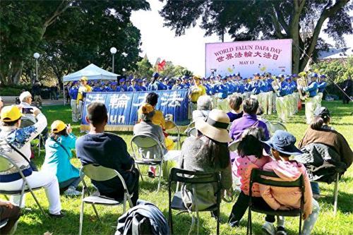 '图1～3：五月十一日，悉尼法轮功学员在市中心海德公园举行“世界法轮大法日”庆祝活动。'