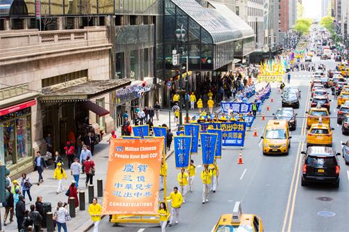 图1～9：万名法轮功学员汇聚纽约曼哈顿，举行盛大游行。