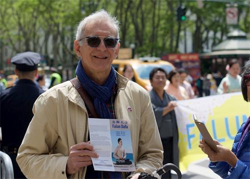 '图10：法国退休医生多米尼克·罗伦斯（Dominique LARENS）在曼哈顿巧遇法轮功游行队伍，十分高兴。'